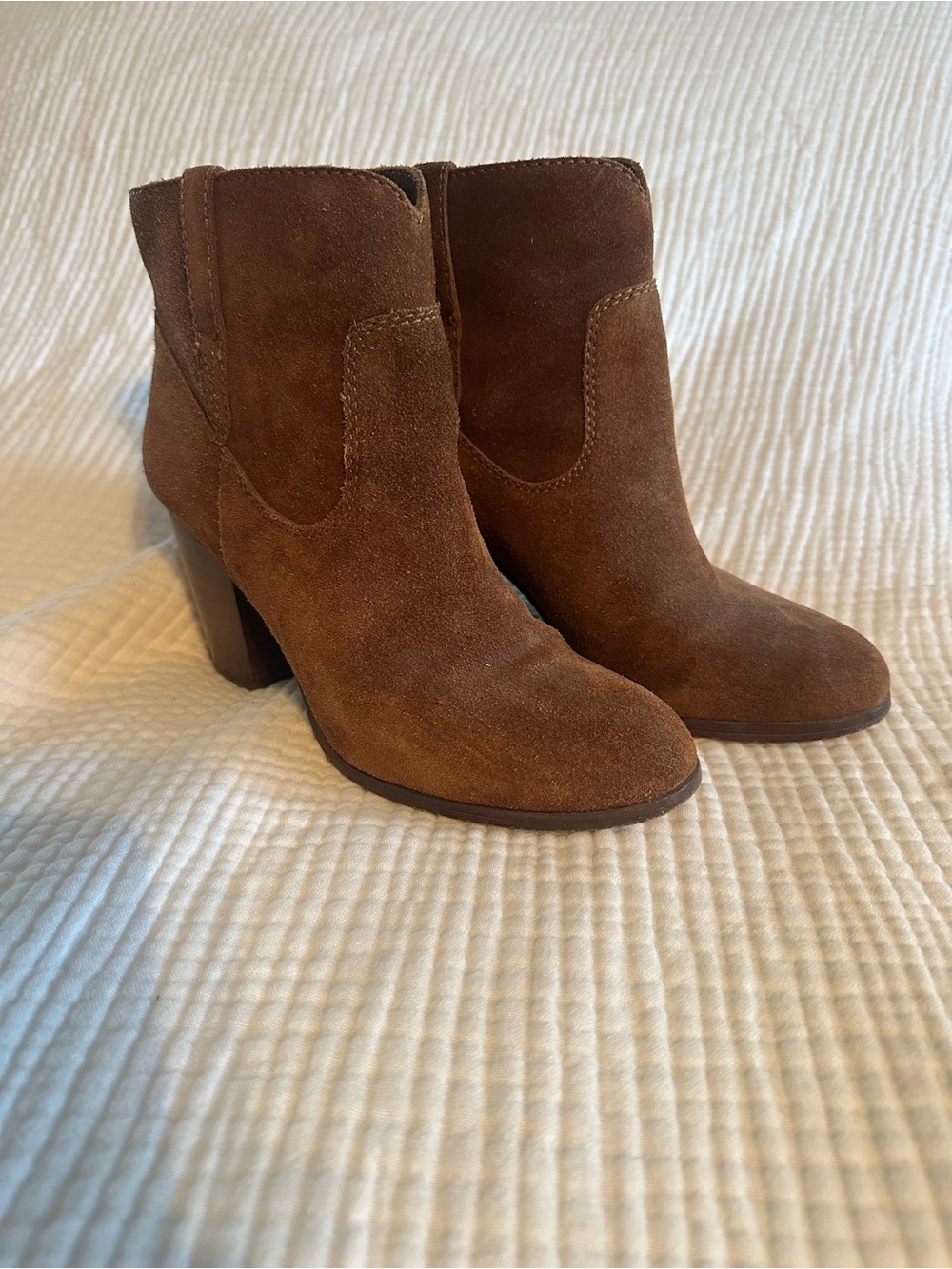 FRYE AND CO. Brown Suede Block-Heel Ankle Booties